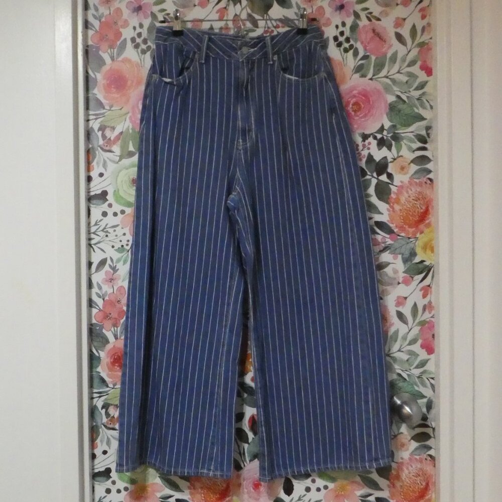 NWOT GU Jean - Light to Medium Wash - Pinstripe - Size Medium
